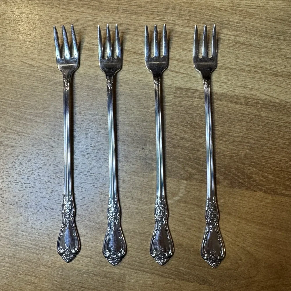 Set of 4 Oneida Distinction Deluxe KENNETT SQUARE stainless cocktail forks